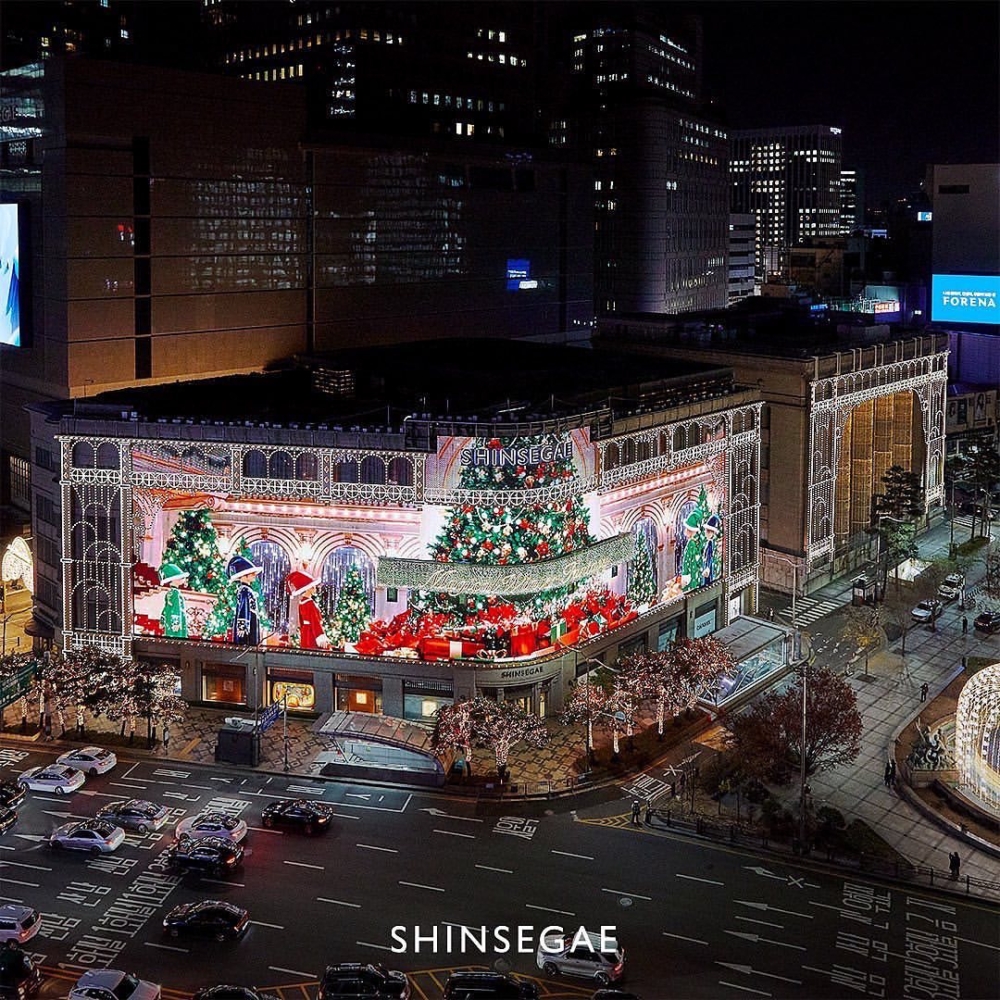 明洞新世界每年聖誕節的重頭戲之一係建築外牆的燈光騷！