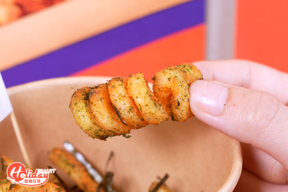 Shake爆卷卷薯條，每條都沾滿紫菜粉，非常香口。