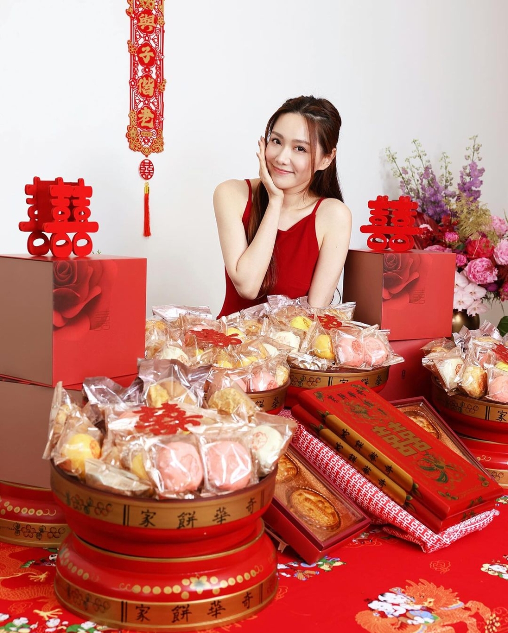 從相片可見，金器、喜餅擺到成個枱面都係，場面十分壯觀