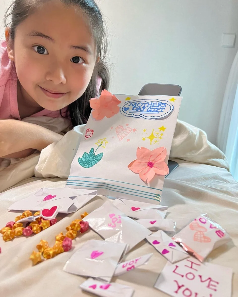 女兒特別依賴媽媽,十分痴身。