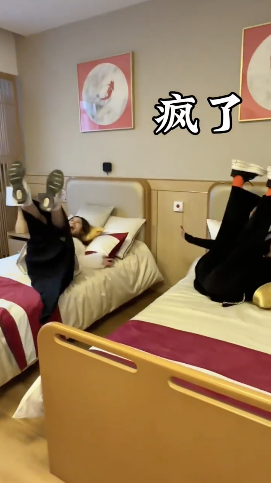 瑤妹同朋友仔就獲安排入住雙人房,佢哋一入去參觀就讚不絕口。