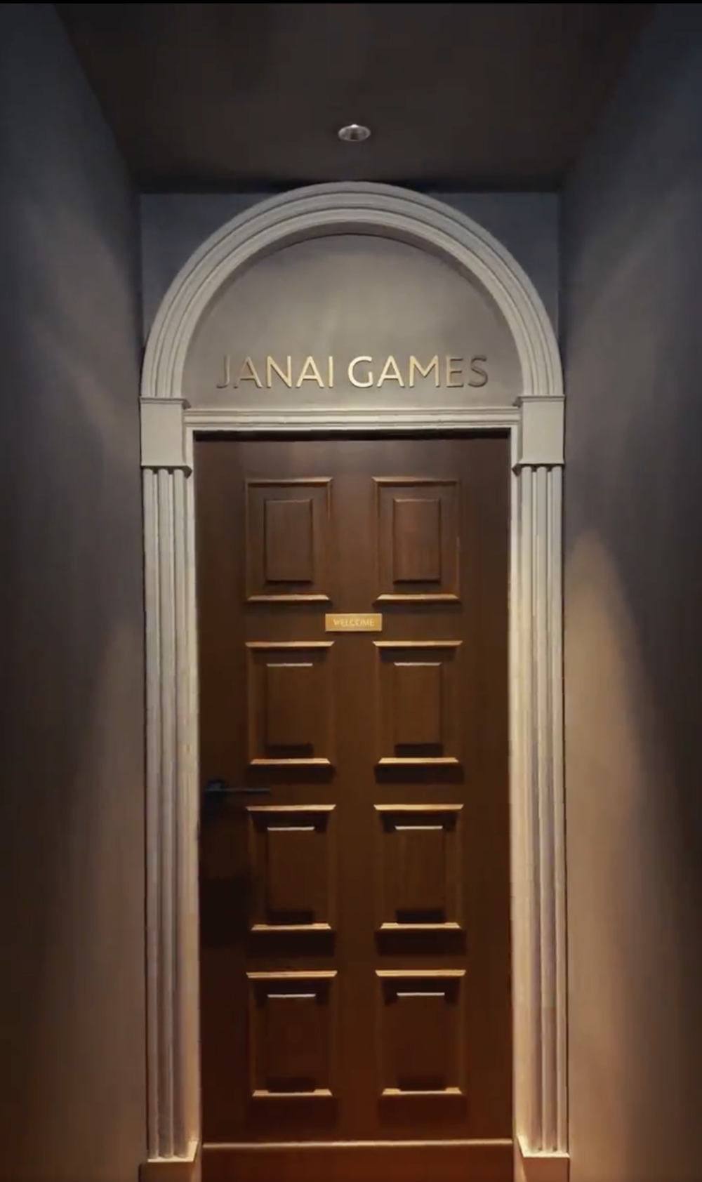 打開大門後居然是一間地下酒吧