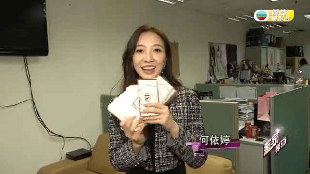 何依婷近日回TVB「洗樓式」狂派餅卡，與同事分享喜悅。