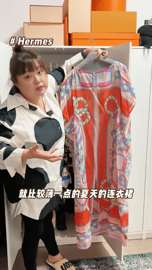 陳嘉佳展示出價值逾1萬元的七彩透視連身裙Hermès Canoe Pareo beach caftan。