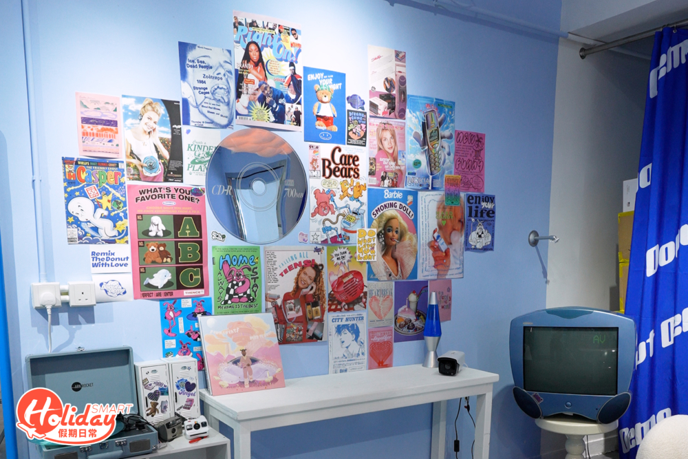 首先介紹觀塘新開的冬甩店小店為Y2K藍白風格，店中CD牆復古味十足