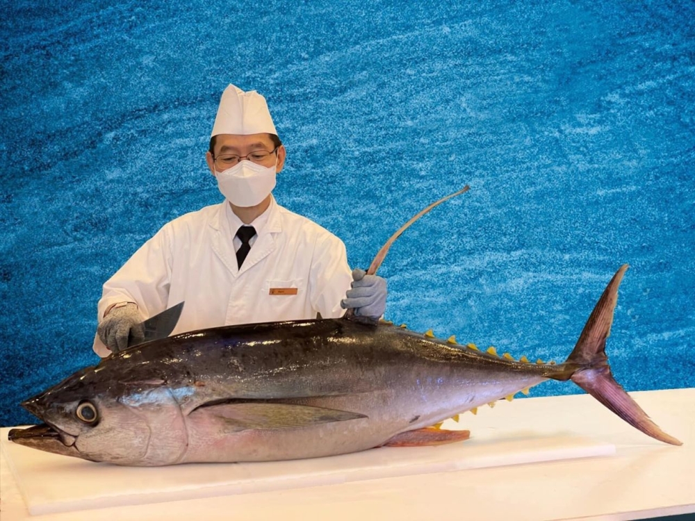 自助晚餐呈獻原條黃鰭吞拿魚席前解體表演!