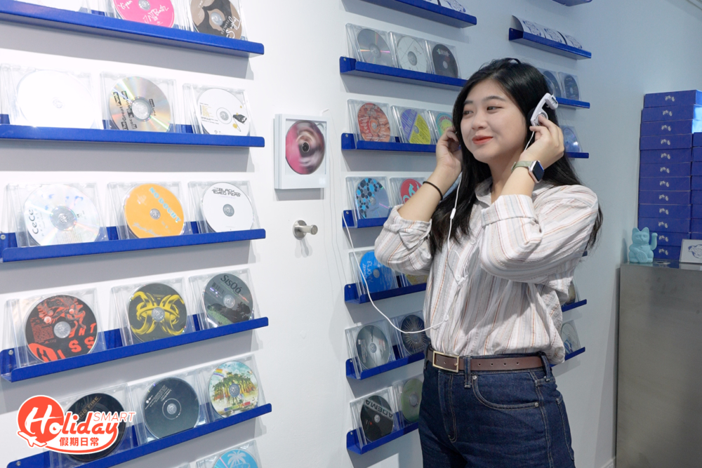 更可以即場試聽CD，而且四周也擺放黑膠碟，海報及懷舊電視等，處處都是打卡位！