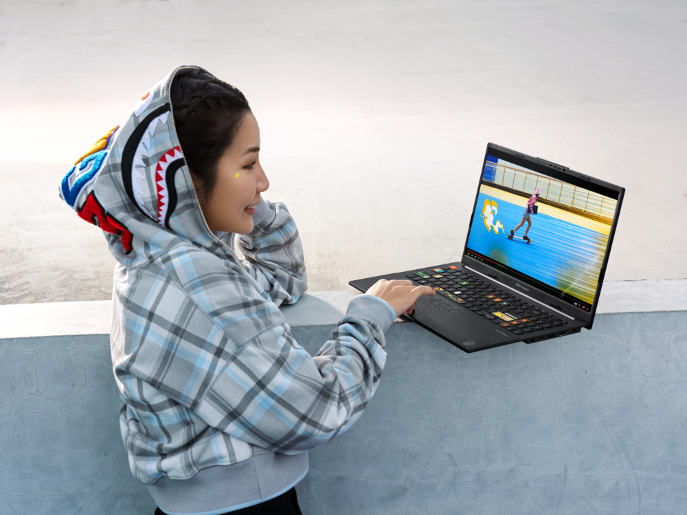 ASUS Vivobook S 15 OLED BAPE® 限定版搭載最高第13代Intel Core™ i9-13900H處理器和2.8K 120Hz ASUS Lumina OLED螢幕。