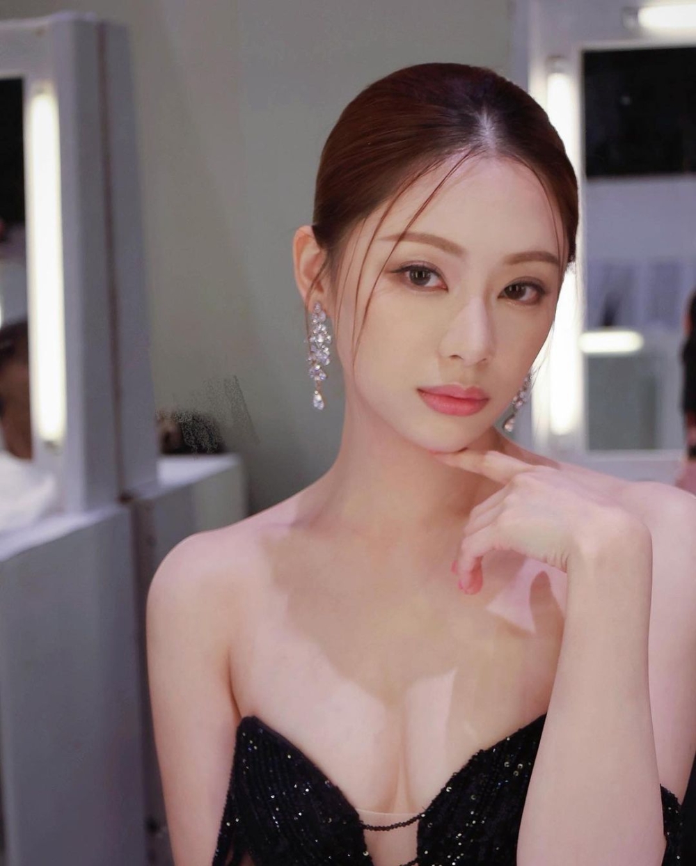 「島大校花」Cindy(葉蒨文)當日著咗低胸晚裝,大晒「事業線」