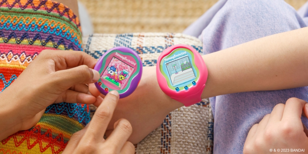 全新一代Tamagotchi Uni手錶有別於傳統系列,除了改用彩色屏幕之外,更首次加入Wi-Fi連接功能,同時亦推出以「元宇宙」為概念的「Tamaverse」。