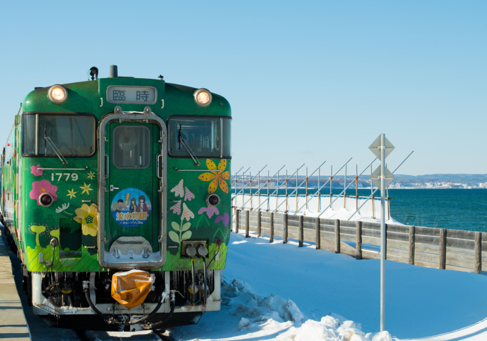 列車於2021年換上新裝,改以黃色及綠色風格打造~
