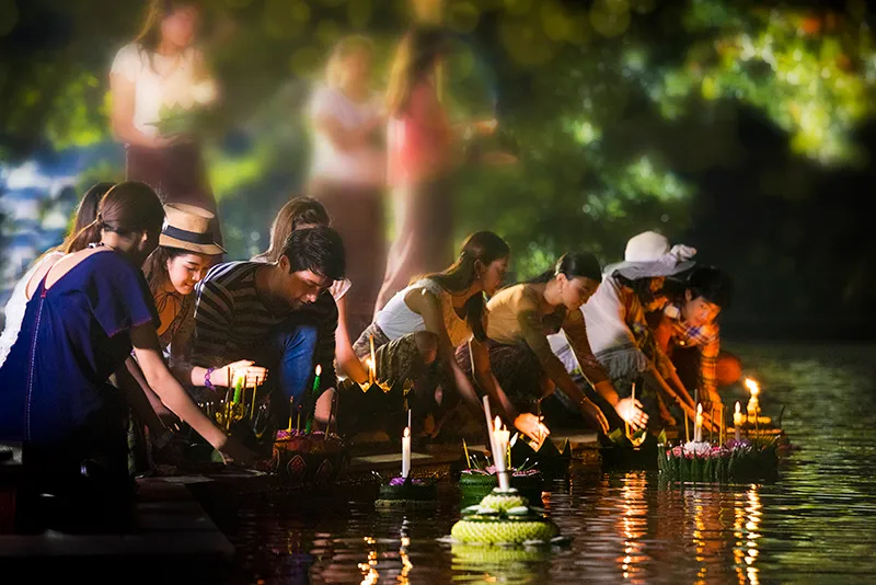 泰國人深信放水燈可以消除厄運，帶來好運，不少遊客都慕名前來～