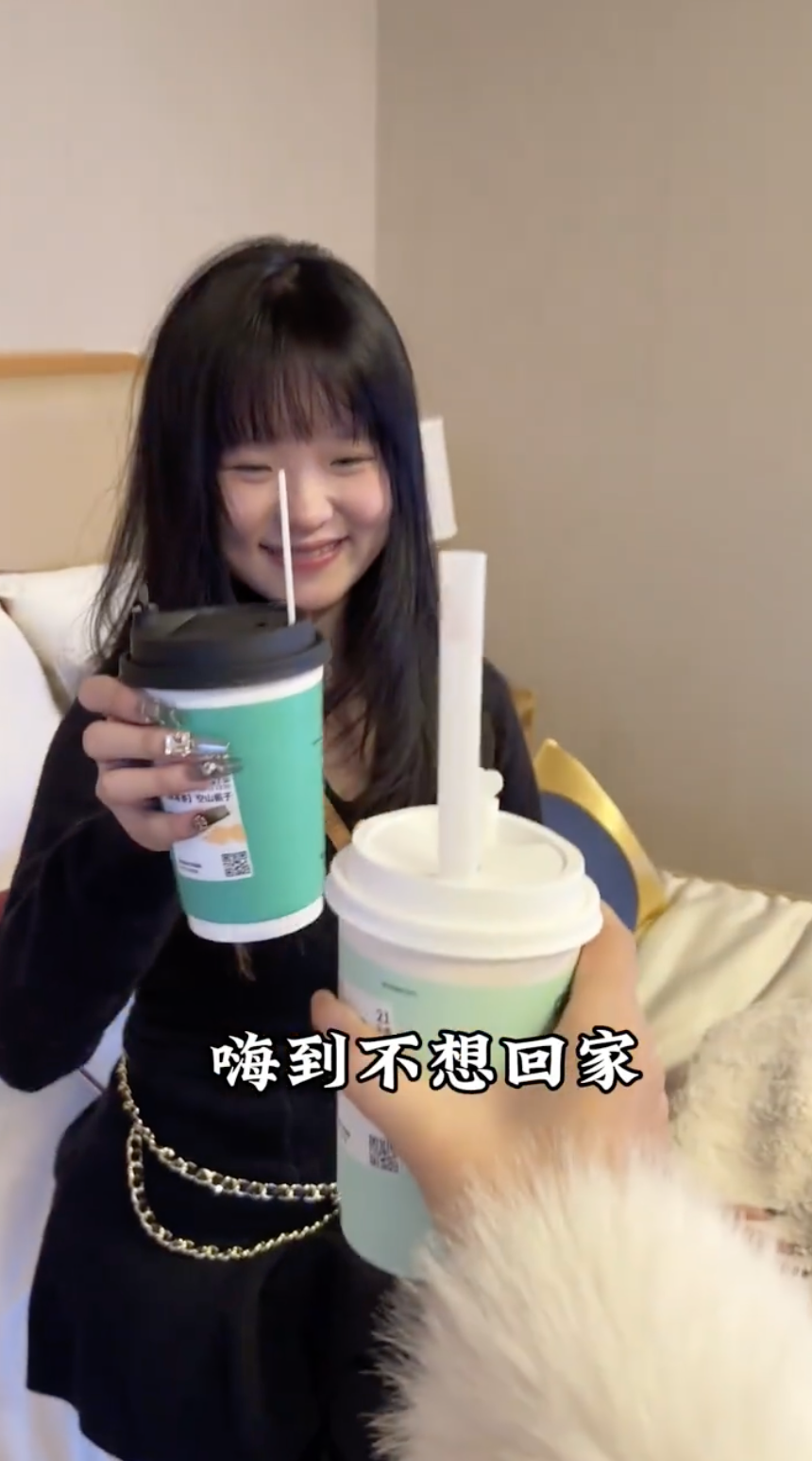 瑤妹直言開心到唔想返屋企:「包吃包住,還有帥哥每天伺候你,這是甚麼神仙日子啊?!」