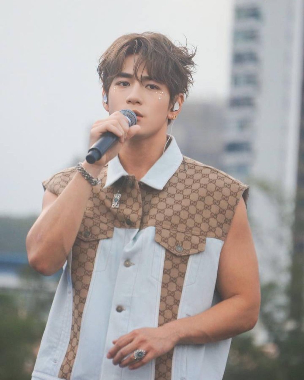 Jeffrey喺樂壇出道,自資6位數推出個人單曲
