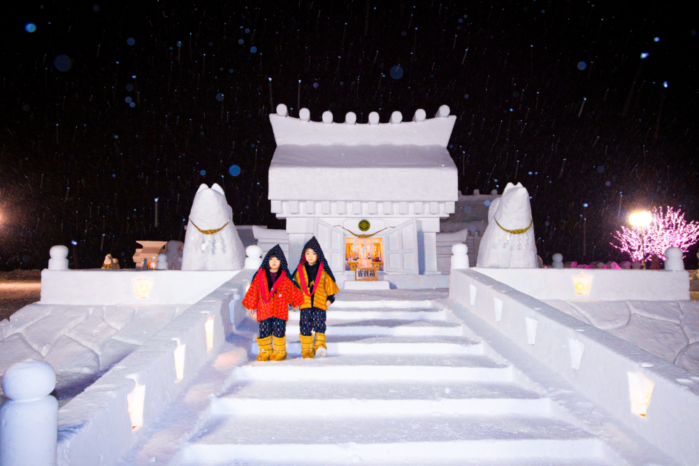 於2月中旬舉行的湯澤犬子祭，招牌地標的犬子神社門外會有巨型秋田犬雪雕鎮守。