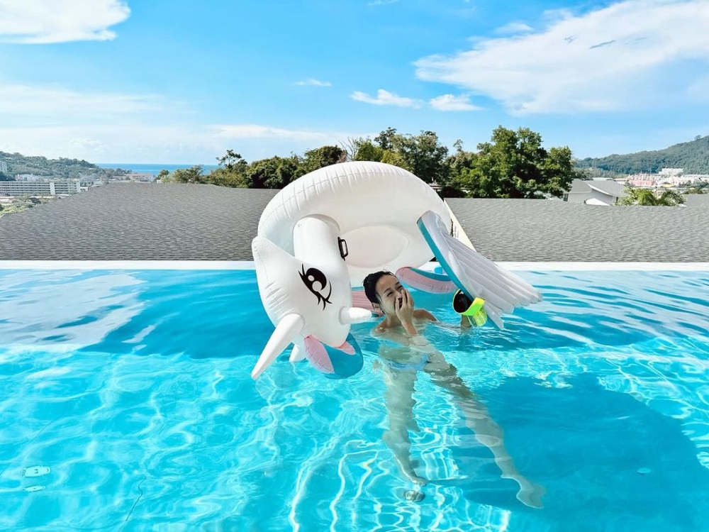 相中，黃心穎著藍色比堅尼大晒長腿，並留言：「網紅唔易做」