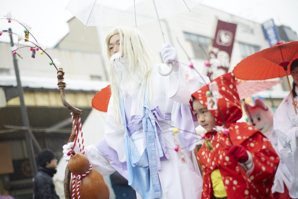 糖果市除了可以吃到秋田的傳統糖果外，祭典期間會有白鬍子大神出巡、秋田犬遊行等活動舉行。 
