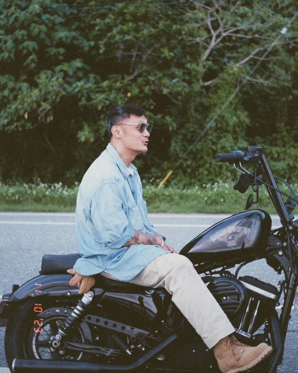 謝忻在Facebook發文:「車上走下了一位頭戴郵差帽的型男,散發著帽檐也遮掩不了的成熟男人味。」