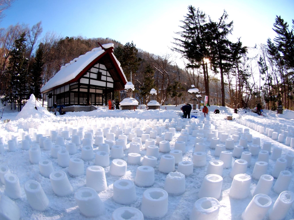 每年1月下旬至2月上旬,溫泉街的店家會親手製作約2,000個雪蠟燭及晶瑩剔透的冰燈~
