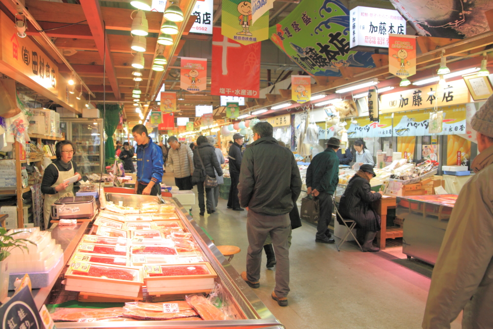 市場內約有多家店鋪，可以買到秋田縣時令特產及最新推出的伴手禮。