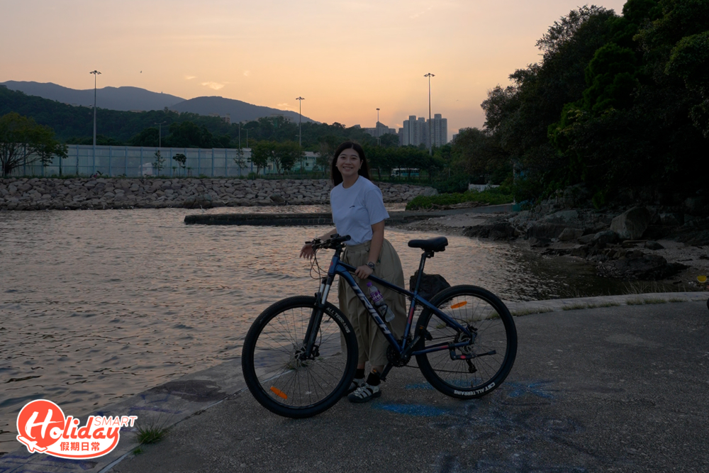 在直升機停機坪不時可見釣魚客垂釣，也有人等待黃昏降臨，景色十分優美！