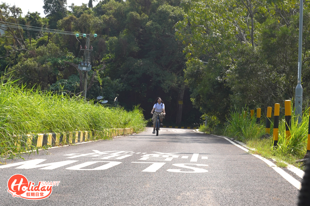 經果得月樓警崗後，景色一下子轉換，美景讓人仿佛置身台灣花蓮一樣。