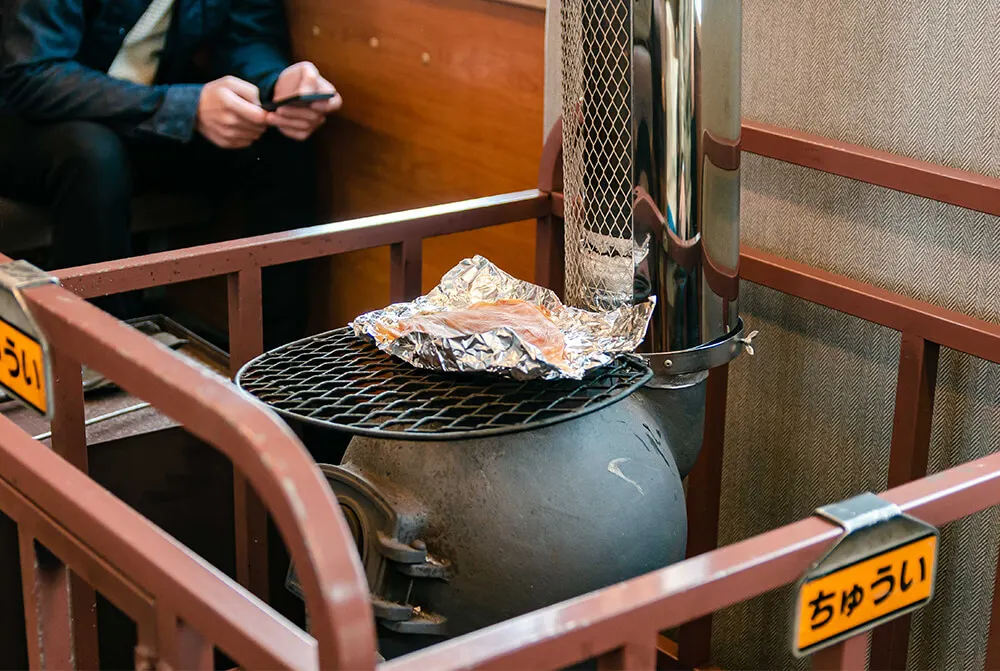 可以在火車上體驗煤炭爐燒烤魷魚！