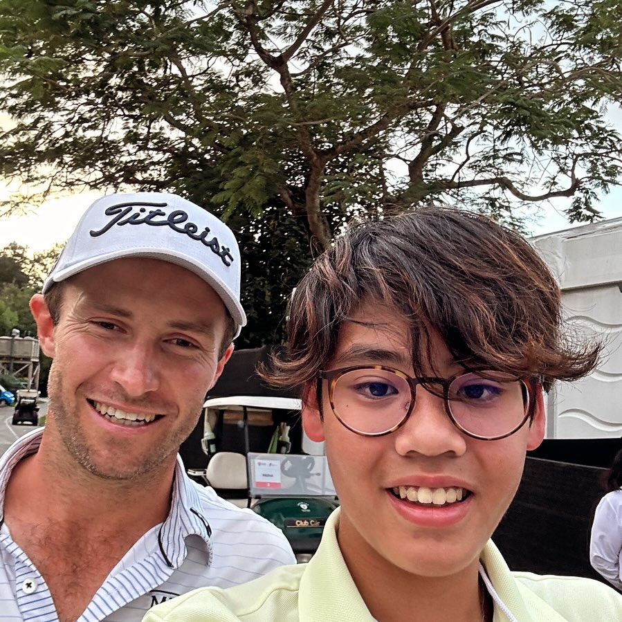 近日Jayden在IG分享近照，他與一名高爾夫球員合照，Jayden一改以往斯文風格，不但把頭髮電曲，又染了頭髮