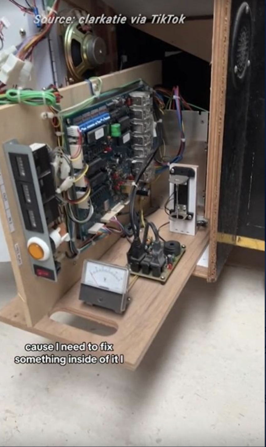 網友意外在投幣設備的後方發現了一本使用手冊