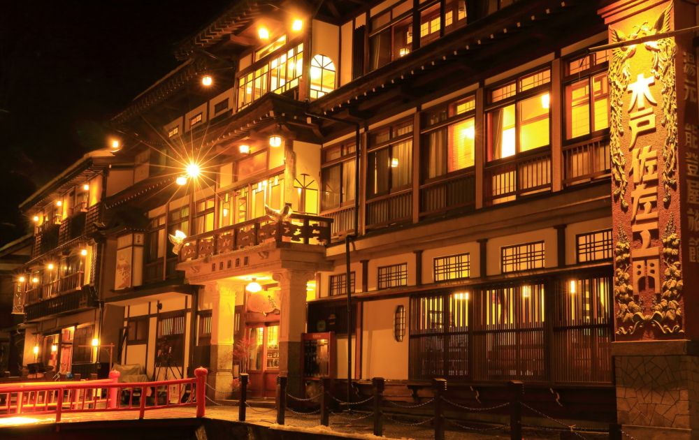 銀山溫泉「能登屋旅館」 。