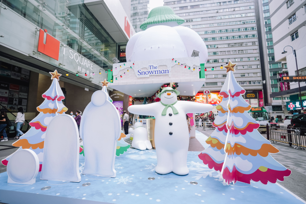 6米高的巨型充氣雪人伴以白雪組成的夢幻聖誕樹。