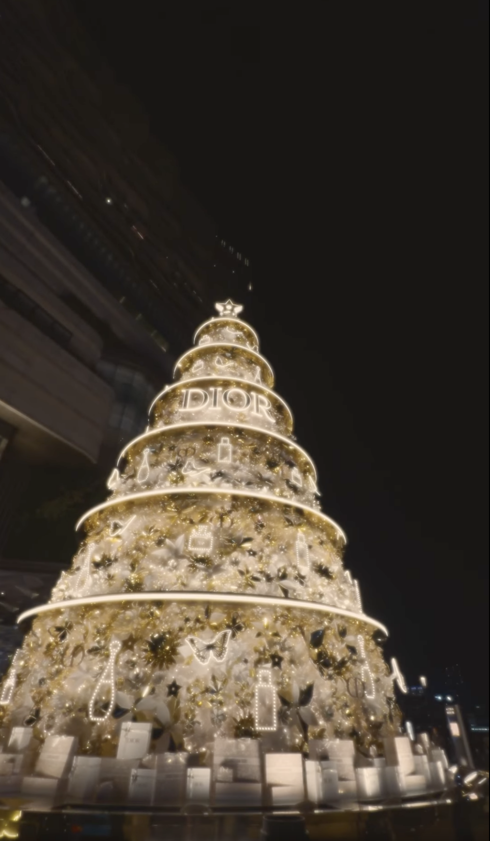 閃閃發光的DIOR 15米高的金色聖誕樹!