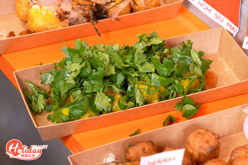 最吸引之處，就是店舖內的任加配料區，有芫茜、香蔥及辣油選擇，作為芫茜控的記者當然要加爆激量芫茜至滿瀉。