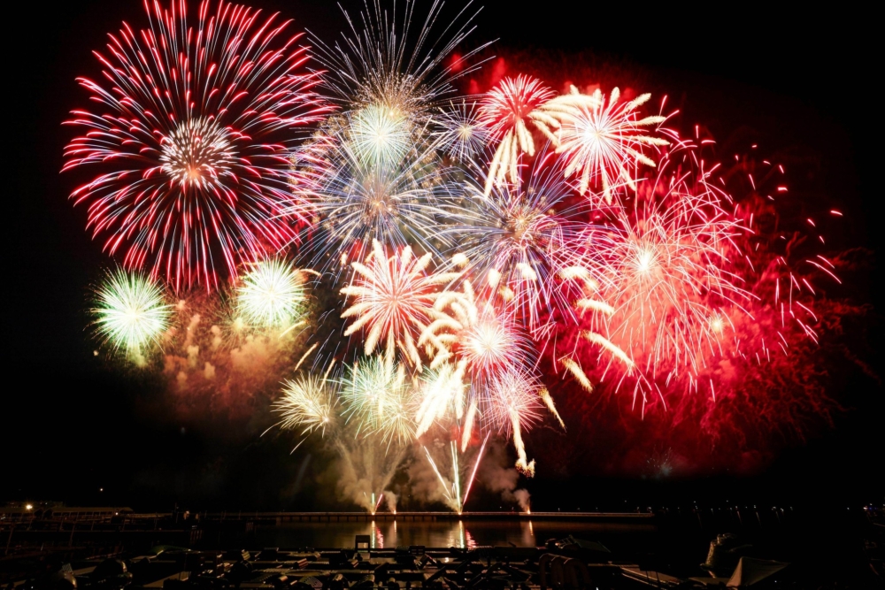 據悉在冬季寒冷天氣綻放的煙火，比夏天更耀眼奪目，堪稱是觀賞煙花絕美景色的最佳時間～