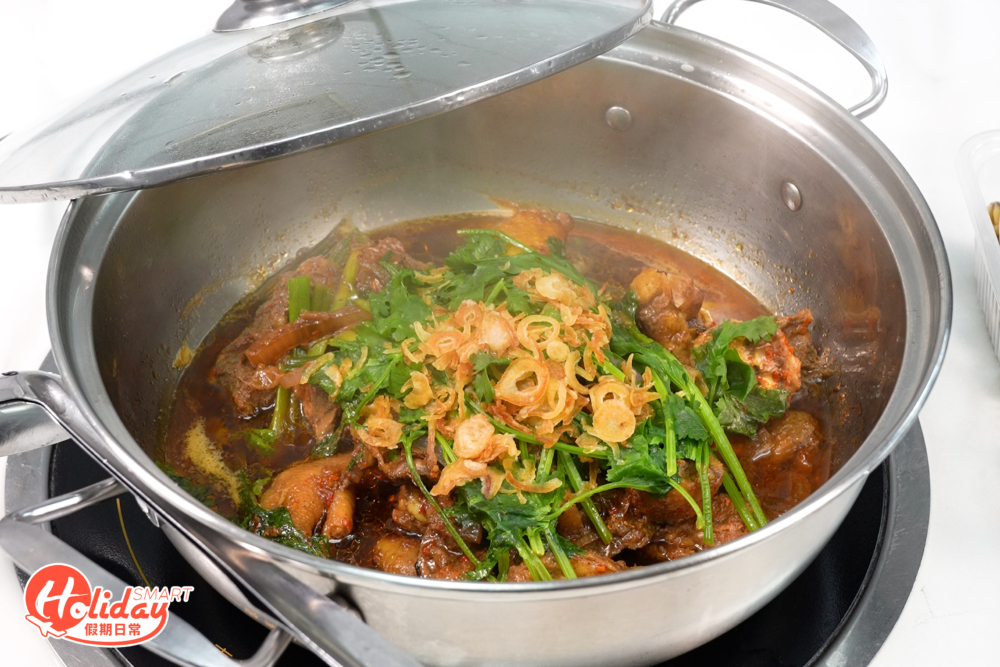 雞煲分別有5種辣度，用上半隻雞的份量。