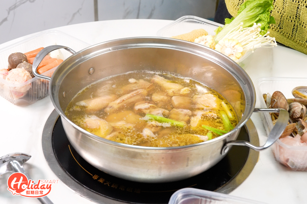 另一款椰子雞湯底清甜滋潤，冬天吃一流。