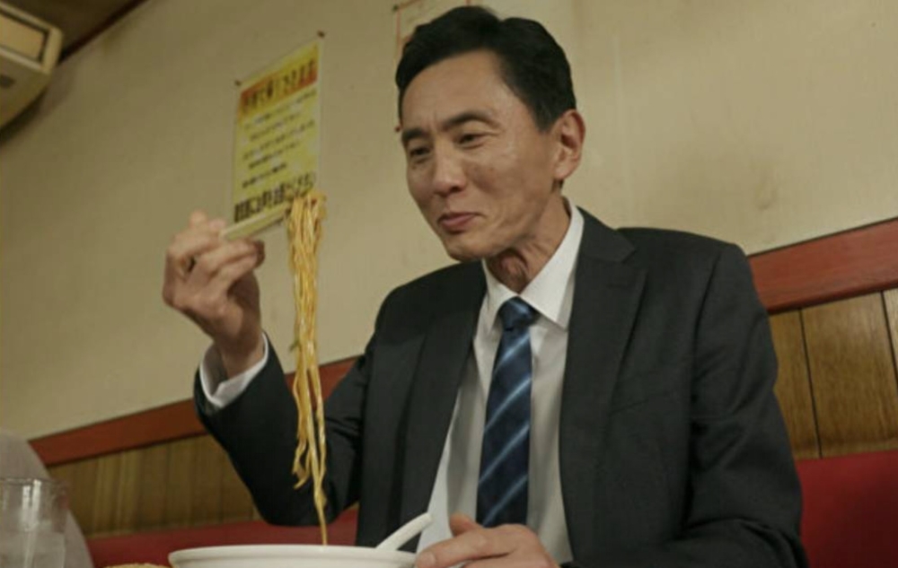 呢個行為引起咗店員嘅注意。最終，店員制止咗呢位食客嘅行為，親自提醒佢唔好再影。 