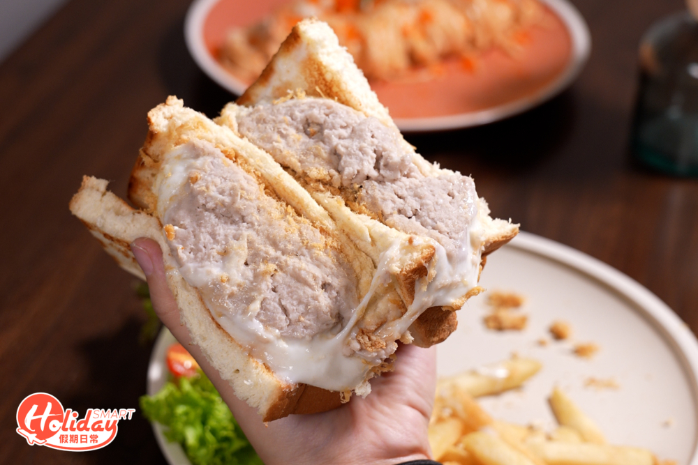 鹹食推介芋泥牛奶麻糬吐司，口感軟糯煙韌，加上爆多芋泥，賣相十分澎湃！