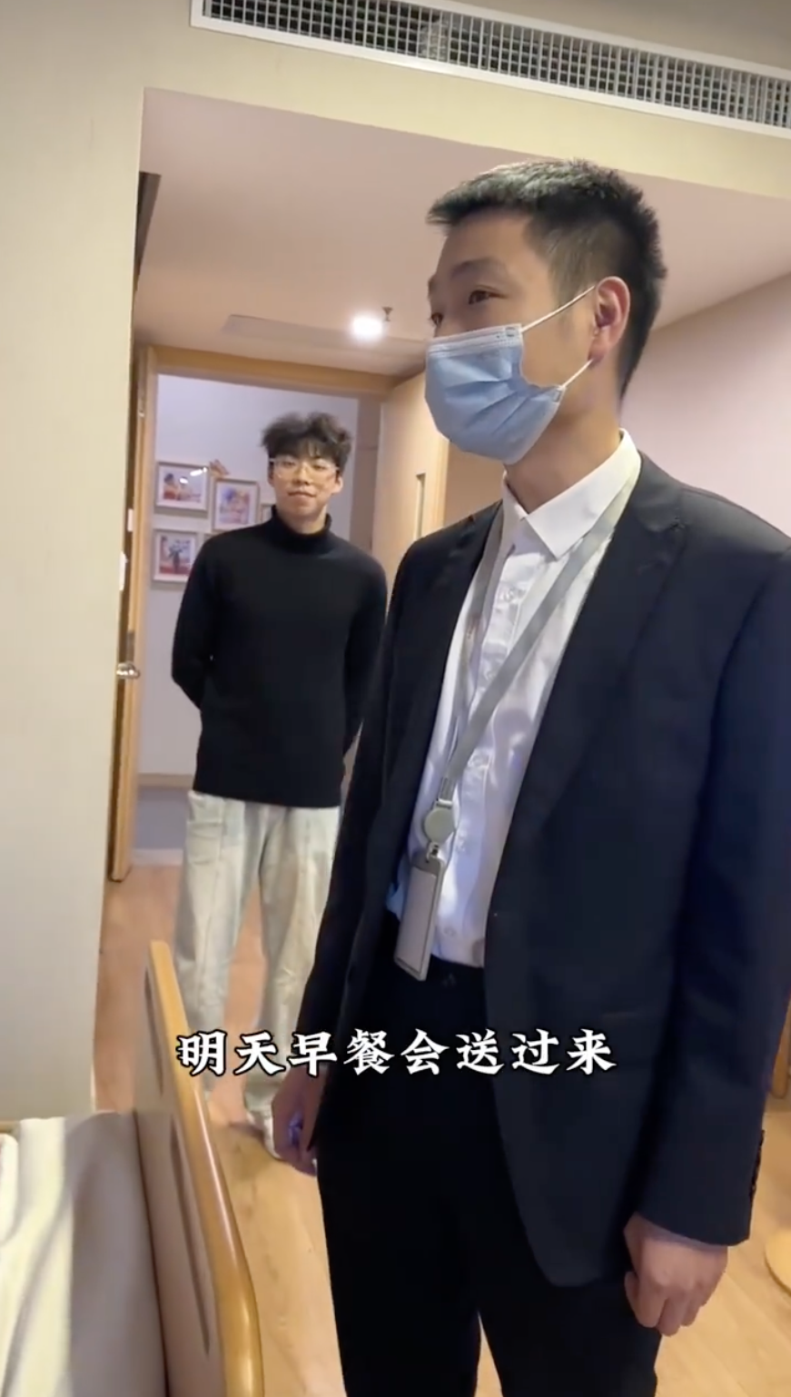 老人院負責人就表示聽日朝早會幫佢哋將早餐送到入房