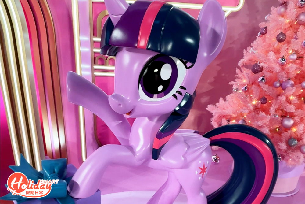 Generation 4的Twilight Sparkle(紫悅)和Pinkie Pie(碧琪)恭迎大家來到閃閃生輝的聖誕派對盛會!