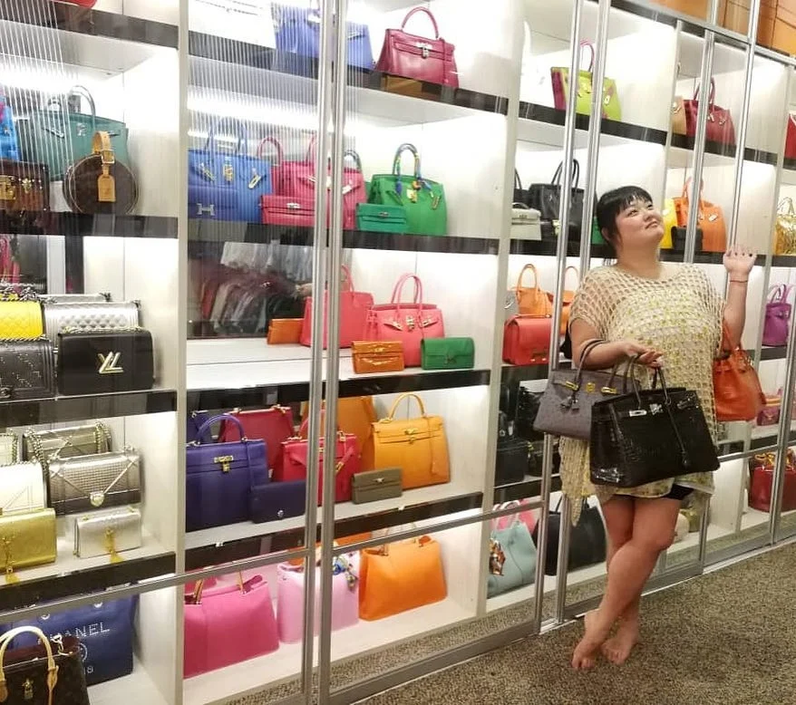 細細粒曾透露自己喜歡又保值的東西，例如名牌手袋及手錶