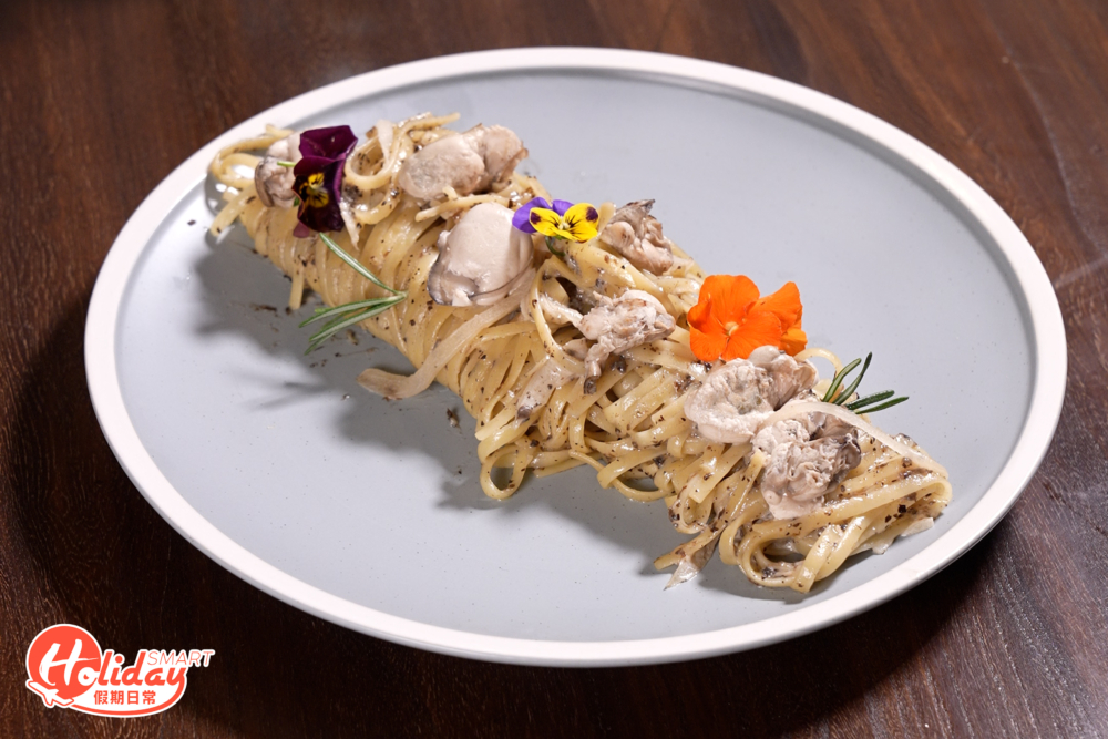 店家也提供主食，如黑松露蚵仔意粉，蚵仔鮮甜肥美；蟹肉蟹籽明太子意粉，味道鹹香開胃。