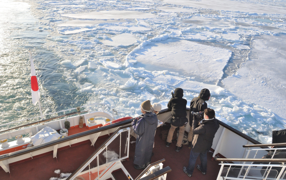 想更近距離接觸流冰，一定要坐破冰船出海！