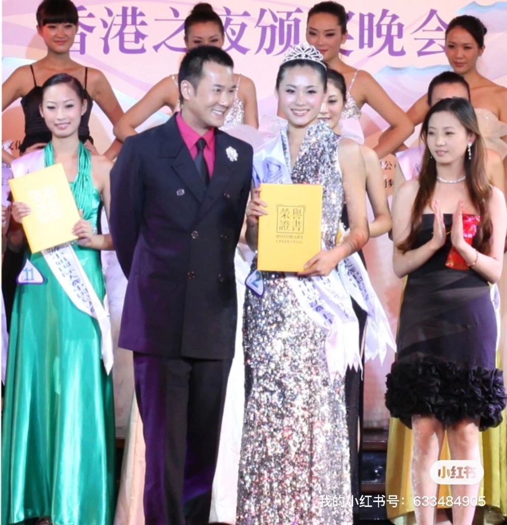 盧慶輝指兩人第一次見面是在2009年的香港遊輪上，當時劉美清（右一）的公司在游輪上主辦活動，盧慶輝是受邀嘉賓