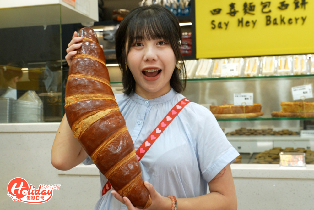 荔枝角四喜麵包西餅最近推出的巨大化牛角包，體型非常吸睛，入爐前足磅1kg。