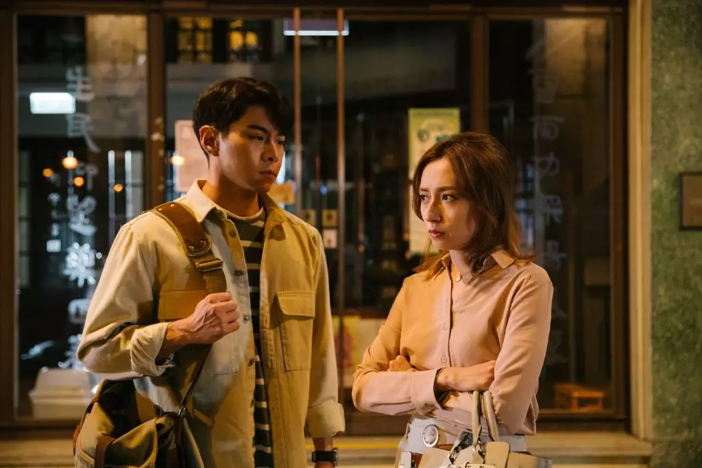 事後港女全程黑面怒視事主到落機，男朋友則不斷對事主道歉