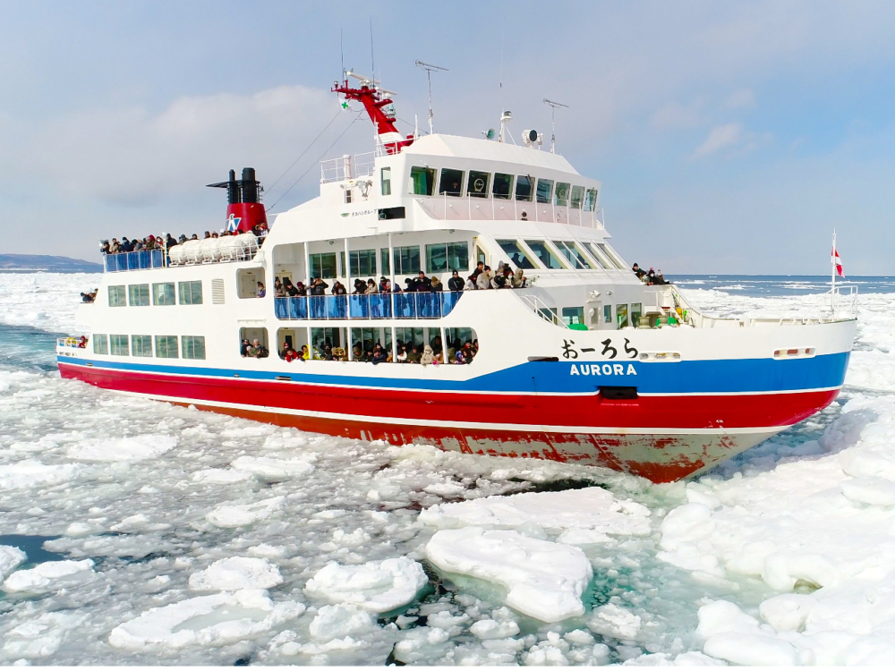 網走破冰船最大的獨特之處就是利用船頭的重量及強大馬力壓破流冰並緩慢前進，不容易感受到船隻晃動，比較平穩～