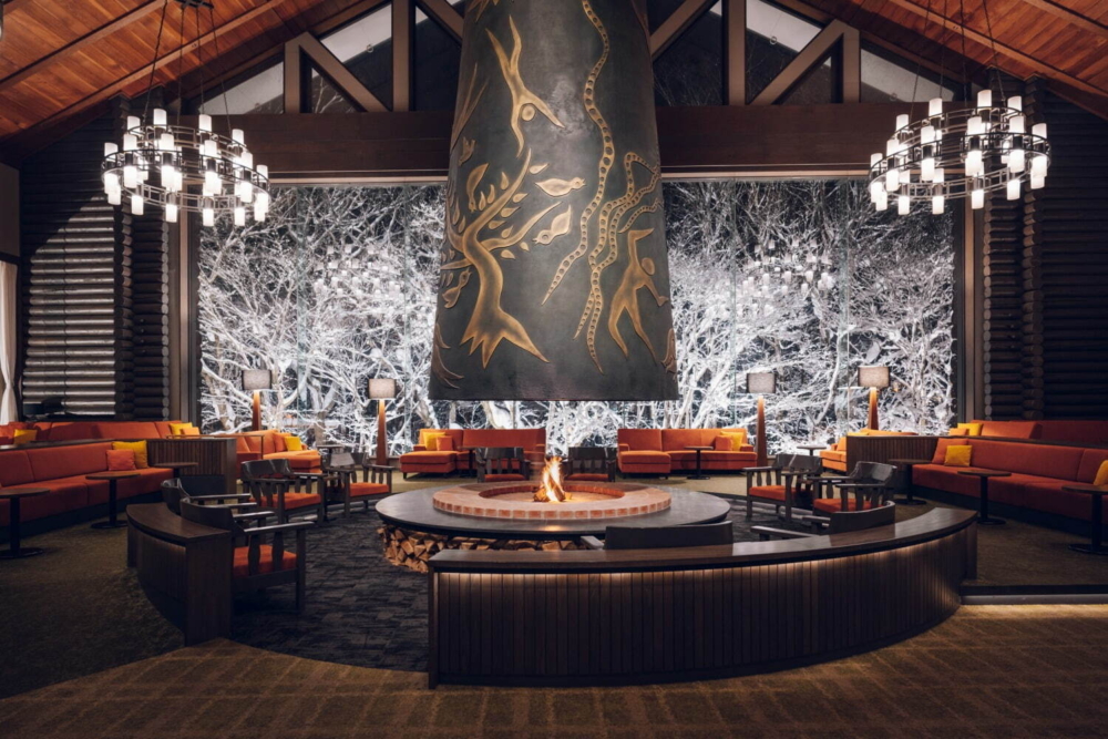 酒店沿著溪流而建造，融合當地自然景觀的元素～