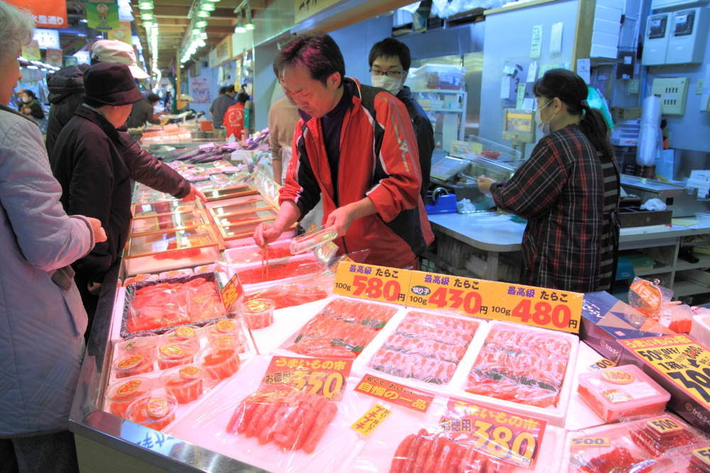 由清晨5點開始營業的秋田市民市場，可以找到當地最新鮮的蔬果海產及各式土產手信。