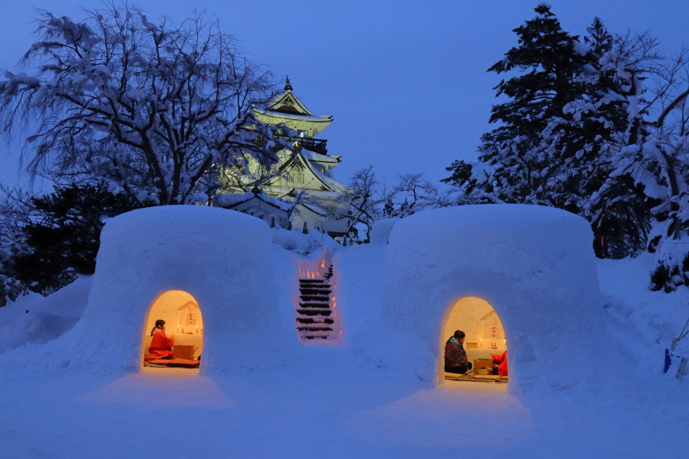 祭典會場中約有80間的雪屋，橫手公園會場中的雪屋，就以復刻橫手城天守閣的展望台作為背景，屬遊客指定打卡位。